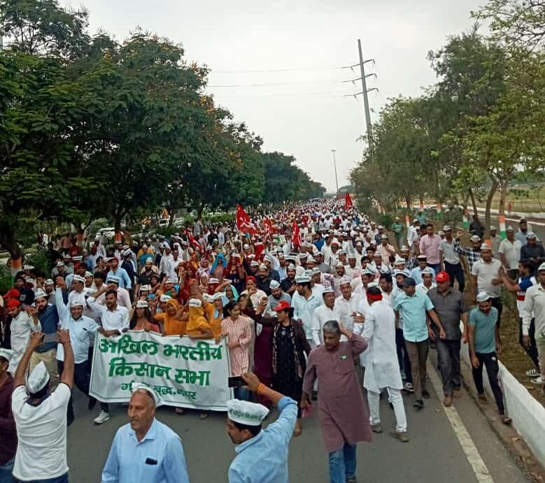 Greater Noida Framers Protest : अधिकारियों से बातचीत के बाद भी किसानों को नहीं मिला न्याय