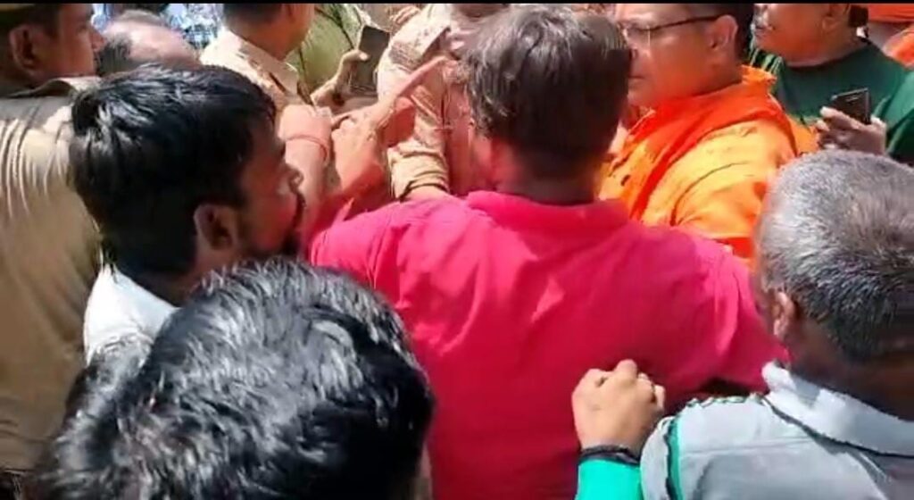 Lucknow News: Clash between SP and BJP workers, former deputy CM reached to cast vote