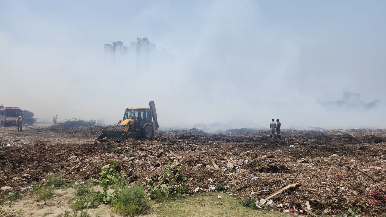 Noida News : डपिंग ग्राउंड में फिर भडक़ी आग, धुएं का गुबार छाया