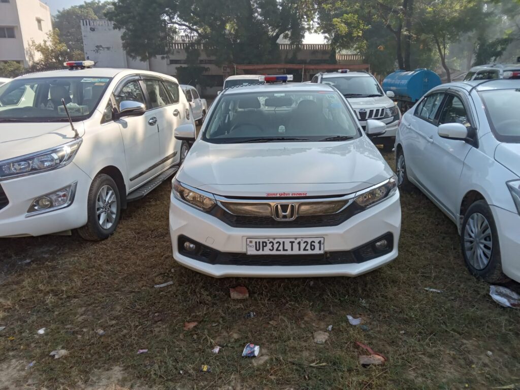 UP News: Officers roaming around in UP by putting red beacons in government and private vehicles