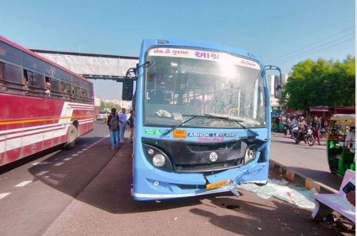 Gujarat News : कलोल शहर में बस की चपेट में आने से पांच लोगों की मौत