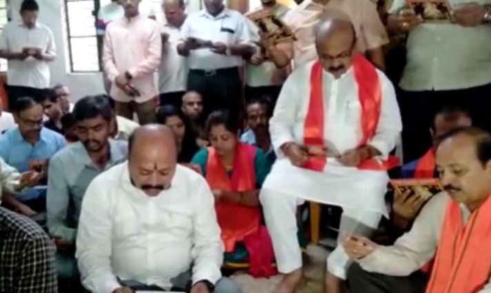 Karnataka Election : मंदिर गए सीएम बोम्मई, किया हनुमान चालीसा का पाठ