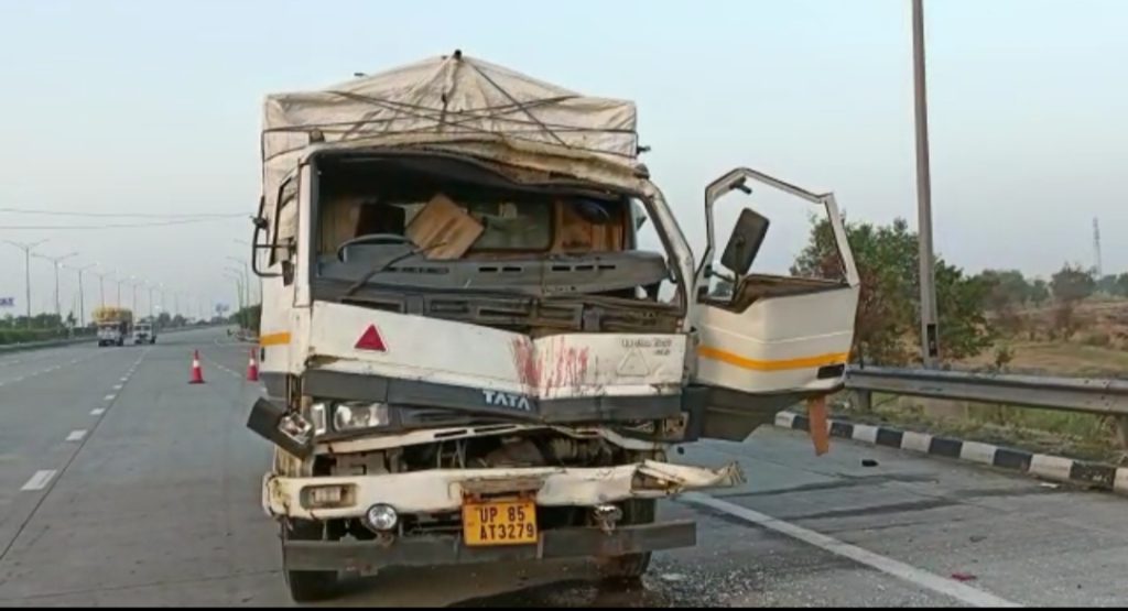 Greater Noida: ईस्टर्न पेरीफेरल एक्सप्रेसवे पर ट्रक ने कैंटर को मारी  टक्कर, केबिन में फंसे चालक और परिचालक