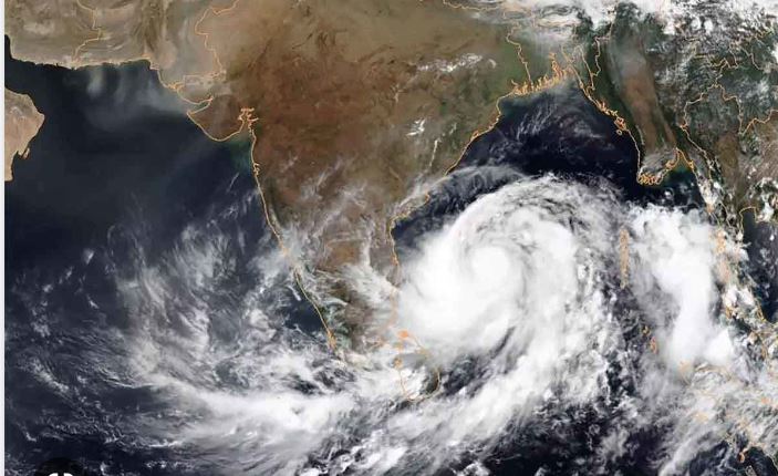 Cyclonic storm : बंगाल की खाड़ी में अति प्रचंड चक्रवाती तूफान का खतरा