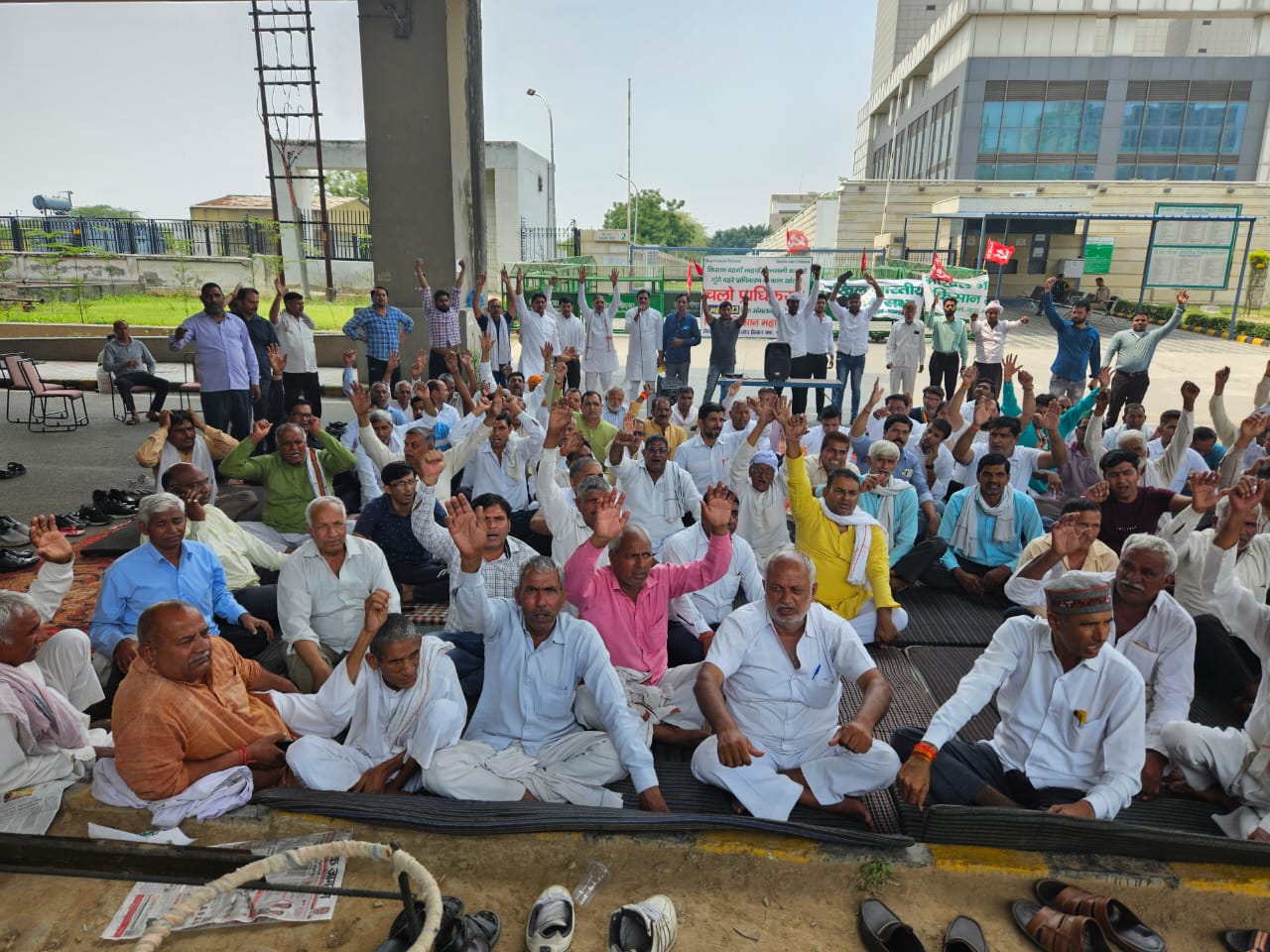 Greater Noida Farmer Protest : महापड़ाव के दौरान पीड़ित किसानों को मिला कांग्रेस नेता दीपक चोटीवाला का समर्थन