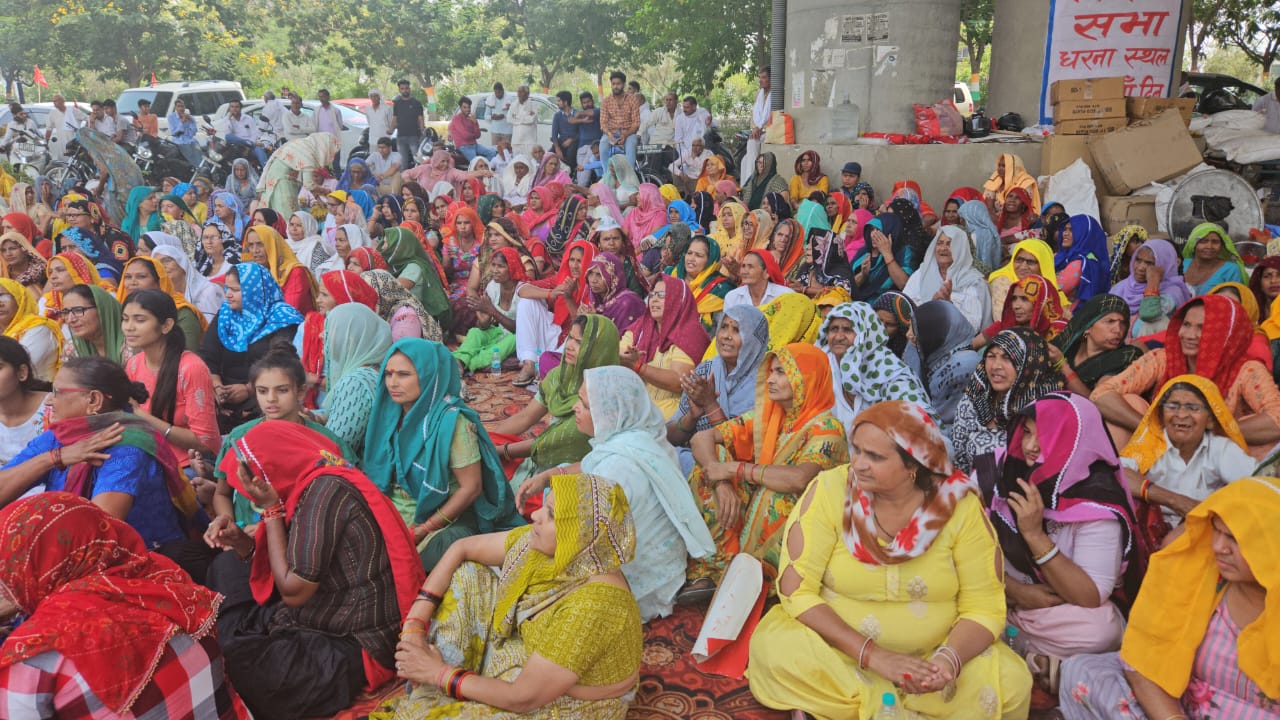 Greater Noida Farmer Protest : ग्रेटर नोएडा की बड़ी खबर : खुद जेल जाने की बुकिंग करा रही हैं हजारों महिलाएं