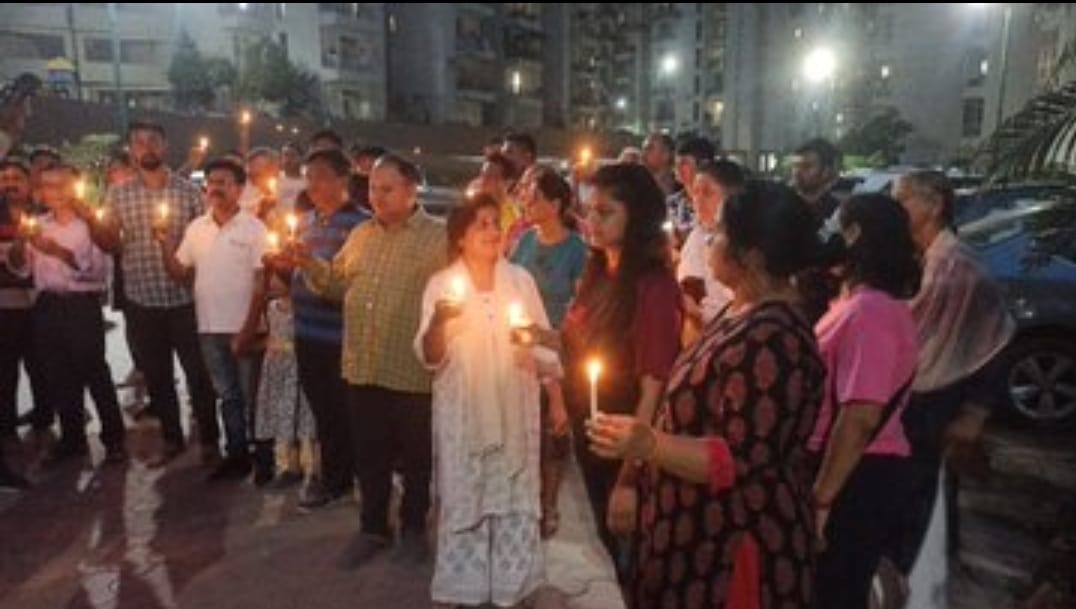Greater Noida News : मामूली सुविधाओं के लिए 37 दिन से आन्दोलन कर रहे ग्रेटर नोएडा के निवासियों ने निकाला कैंडल मार्च