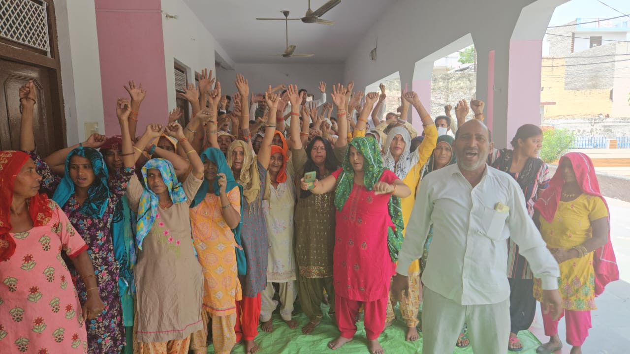 Greater Noida Farmer Protest : खोदना खुर्द में सैकड़ों किसानों ने प्रदर्शन कर जेल जाने के लिए लिखवाया नाम