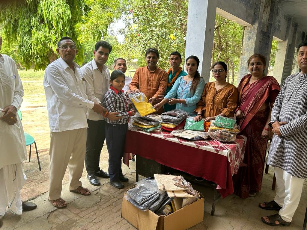Dadri News : Distribute free uniforms to girl students in Ramkaur Balika Vidyalaya