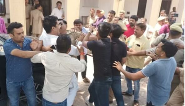 Amethi News : सपा विधायक ने थाने में भाजपा उम्मीदवार के पति को पीटा