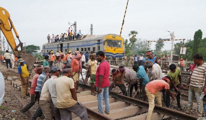 Odisha Train Accident : पटरियों की मरम्मत के लिए 24 घंटे काम कर रहे दल