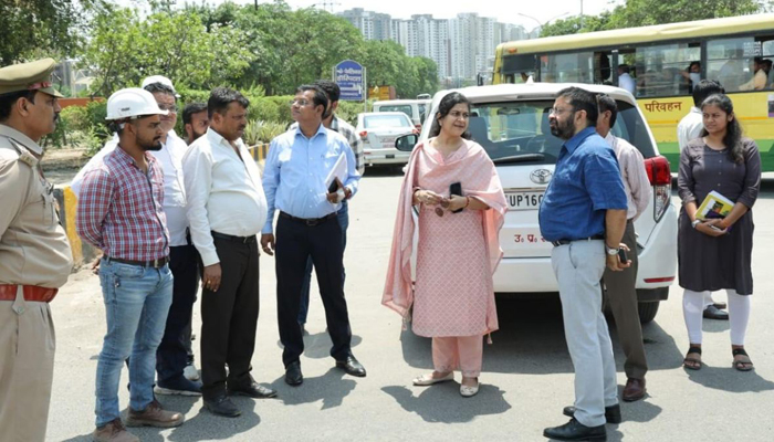 Noida News : सड़क पर उतरी नोएडा की CEO, कई पर गिरी गाज, 10 लाख का जुर्माना