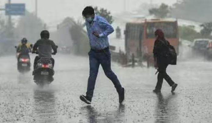 Weather Update : दिल्ली में बादल छाए रहने और हल्की बारिश होने के आसार