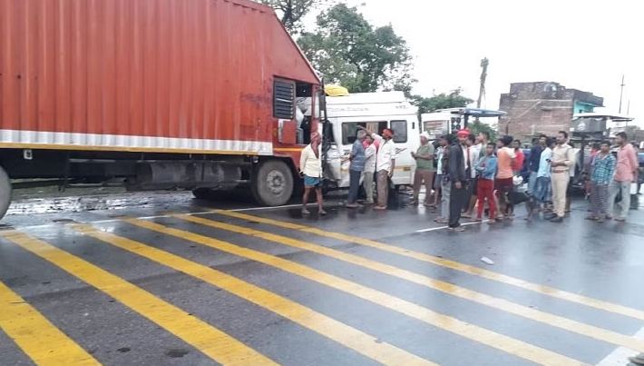 UP News: बांदा-बहराइच राजमार्ग पर दो ट्रेलरों की भिड़ंत में 3 की मौत