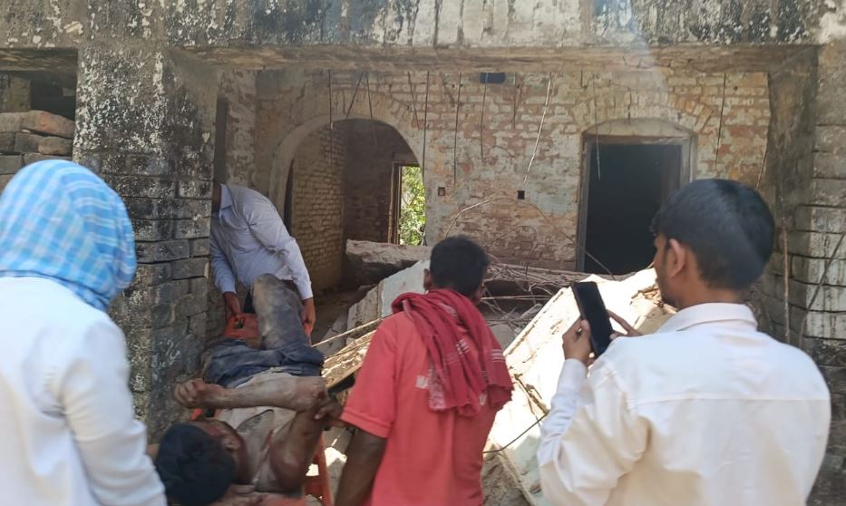 Gorakhpur News : निर्माणाधीन बिल्डिंग गिरी, मलबे में दो मजदूर दबे, हालत गंभीर