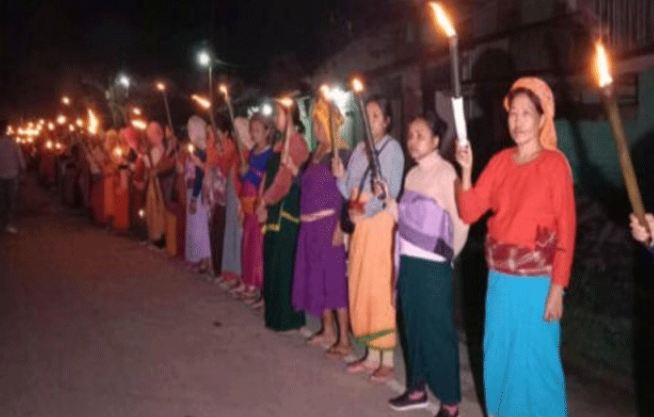 Manipur News : मणिपुर की महिलाओं ने हिंसा के विरोध में सड़कों पर मानव श्रृंखला बनाई