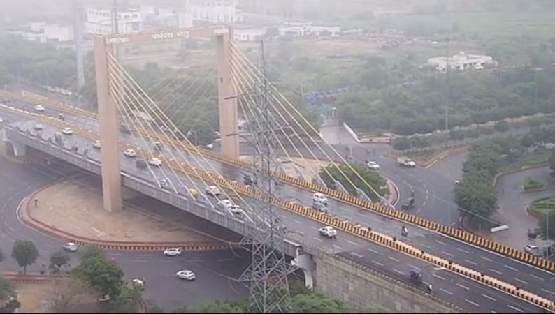 Noida News : पर्थला सिग्नेचर ब्रिज खुलते ही ग्रेटर नोएडा वेस्ट में लगा जाम