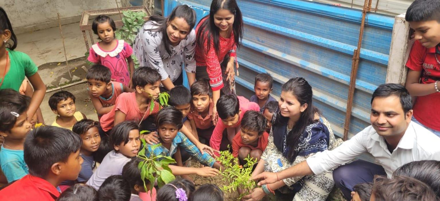 World Environment Day : ईएमसीटी ने ज्ञानशाला के बच्चों को समझाया पर्यावरण का महत्व, पौधे भी लगाए