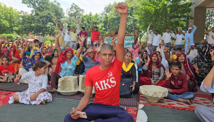 Greater Noida Farmer Protest : चूल्हा अंगीठी लेकर पहुंची महिलाएं, डेरा डालने का किया ऐलान