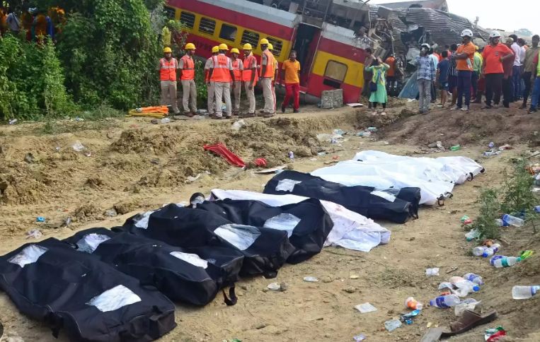 Odisha Train Accident: मुर्दाघरों में लगा लावारिस लाशों का ढेर, पड़ गई जगह की कमी