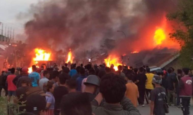 Manipur News : सुरक्षाबलों की भीड़ से झड़प, उप्रदवियों ने घरों में आग लगाई
