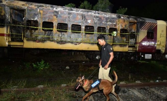 Kerala News : कन्नूर रेलवे स्टेशन पर रुकी एक्सप्रेस ट्रेन के डिब्बे में लगी आग