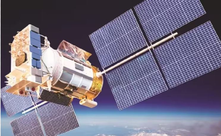 Business News : उपग्रह स्पेक्ट्रम के लिए मस्क, टाटा, मित्तल और अमेजन एक तरफ, दूसरी तरफ अंबानी