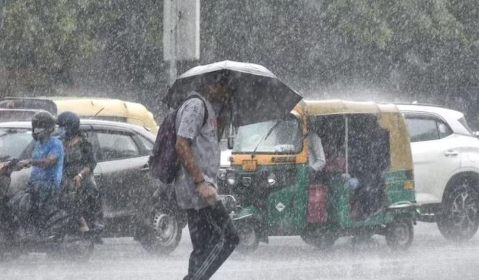 Weather Update : दिल्ली में दिन में हल्की बारिश के आसार