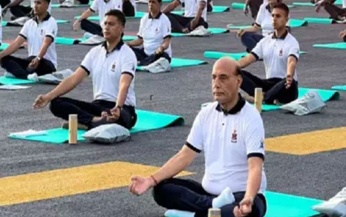 International Yoga Day : राजनाथ ने आईएनएस विक्रांत पर सवार नौसेना कर्मियों के साथ किया योग