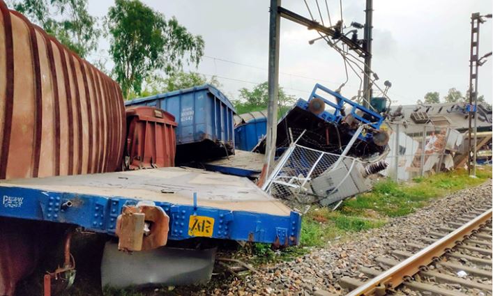 Train Accident : मालगाड़ी ने दूसरी मालगाड़ी को मारी टक्कर