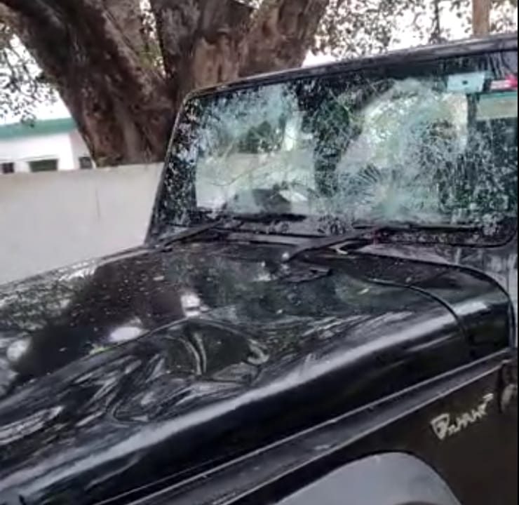 Greater Noida News : जैतपुर गांव में दबंगों ने मचाया तांडव, चले लाठी-डंडे, थार जीप तोड़ी