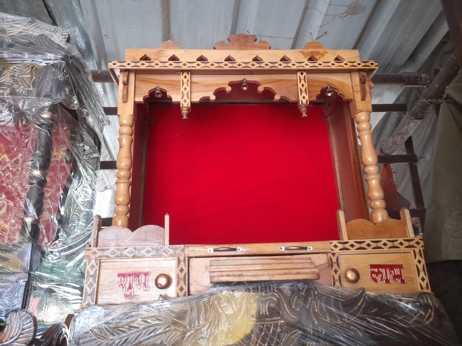 Special Story: For 4 years, a temple made of wood is being built on the roadside