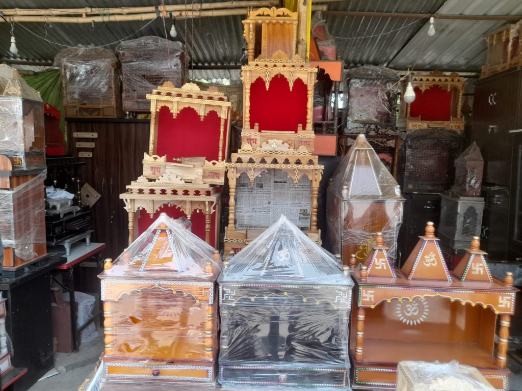 Special Story: For 4 years, a temple made of wood is being built on the roadside