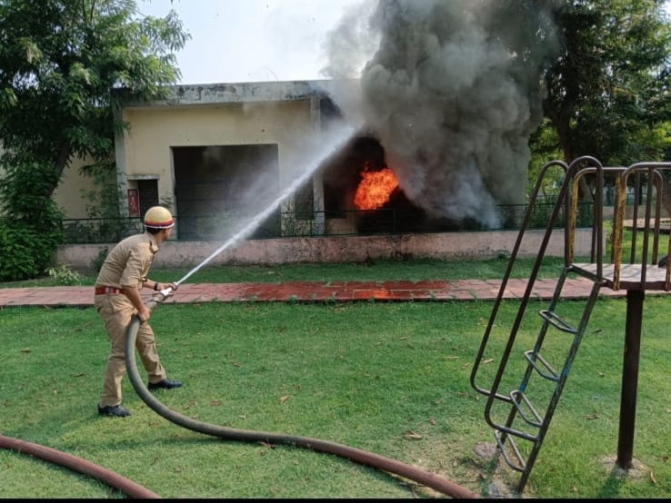 Greater Noida Fire: सेक्टर डेल्टा 3 स्थित एनपीसीएल बिजली घर में लगी भीषण आग