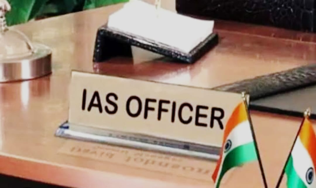 Lucknow News Today: यूपी में IAS-PCS अफसरों के तबादले, बालकृष्ण त्रिपाठी बने विशेष सचिव, देखें पूरी लिस्ट