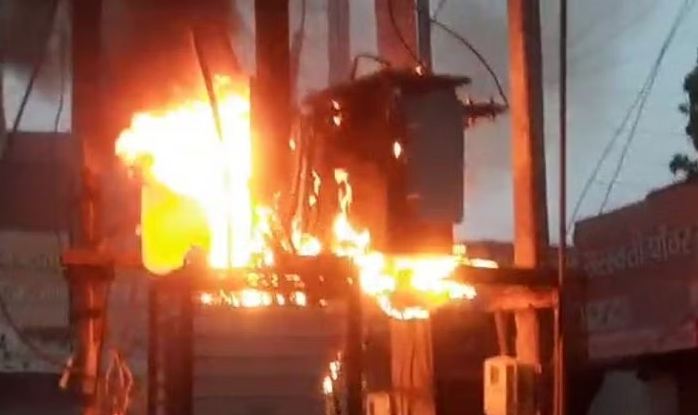 Noida News : बिजली के ट्रांसफार्मर में अचानक लगी आग, मचा हड़कंप
