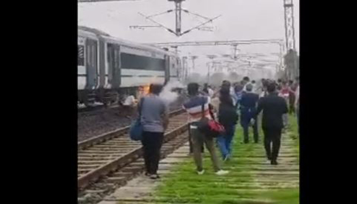 breaking news : भोपाल से दिल्ली आ रही वंदे भारत ट्रेन में लगी आग