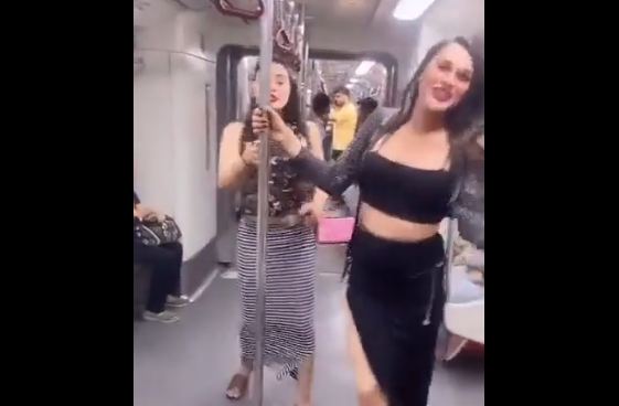 दिल्ली मेट्रो का एक और वीडियो वायरल, लड़कियों ने कर दी ये हरकत Delhi Metro Viral Video
