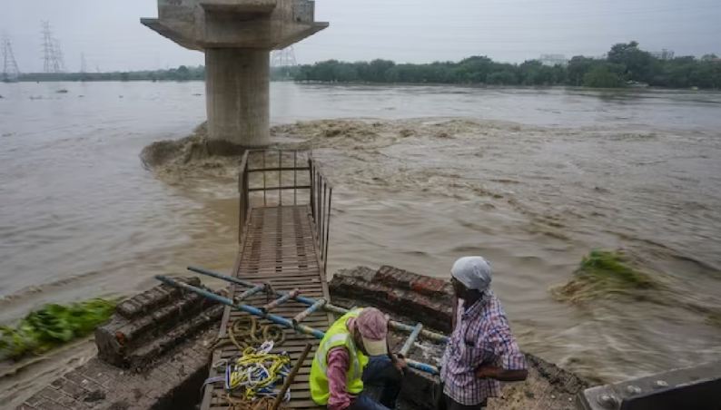 दिल्ली व नोएडा वालों के लिए अच्छी खबर, टल गया है बाढ़ का खतरा, आज से उतरने लगेगा यमुना का पानी Yamuna Flood Updates