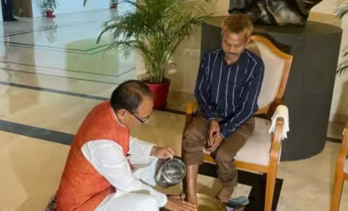 MP News : मुख्यमंत्री चौहान ने पेशाब घटना के पीड़ित युवक के धोए पैर, मांगी माफी
