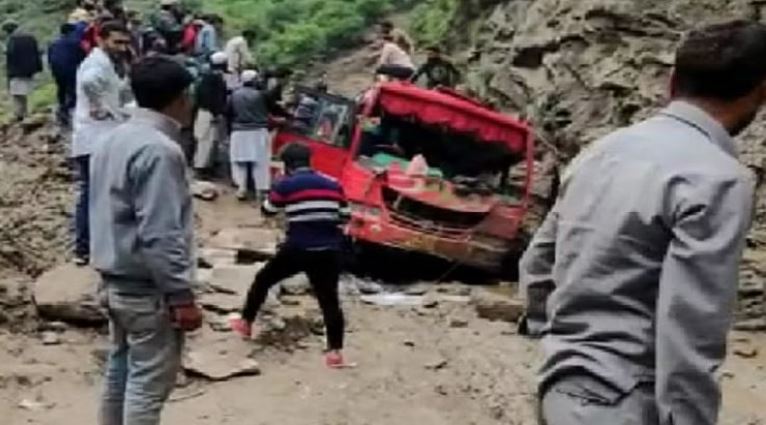 Jammu and Kashmir : डोडा में भूस्खलन की चपेट में आई बस, दो यात्रियों की मौत