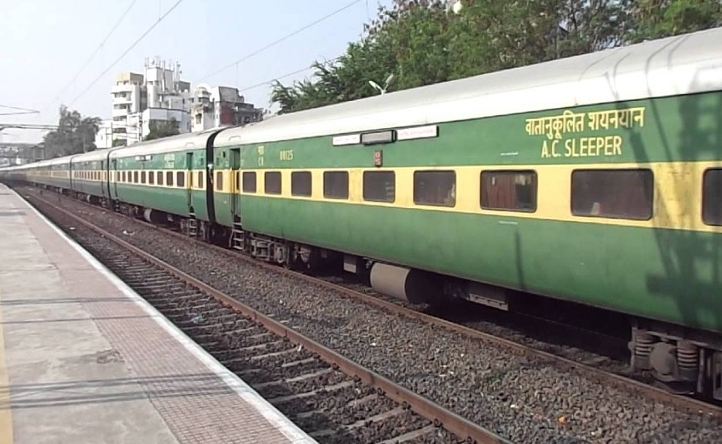 Noida News : गरीब रथ एक्सप्रेस ट्रेन से गिरकर यात्री की मौत
