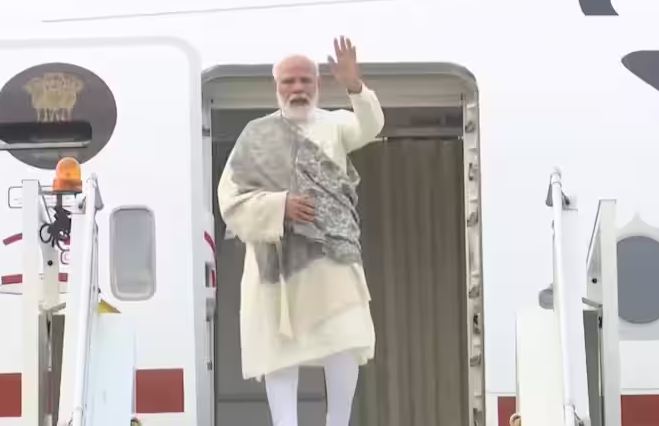 UP News : PM मोदी वाराणसी से तेलंगाना के वारंगल के लिए हुए रवाना