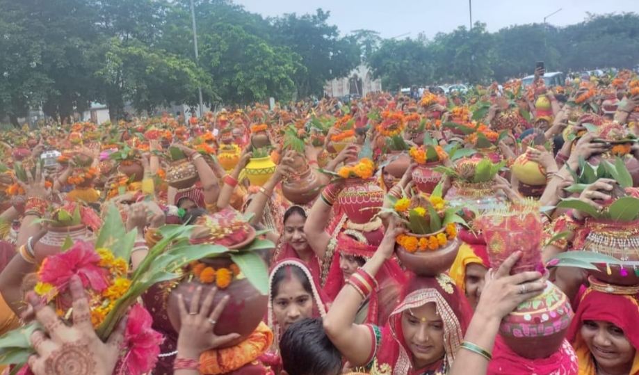 Baba Bageshwar : बारिश भी नहीं डिगा पाई श्रद्धालुओं की आस्था, सावन की फुहारों के बीच महिलाओं ने निकाली कलश यात्रा