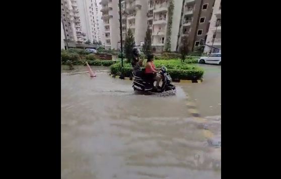 Noida Flood Update : बारिश से नोएडा समेत पूरे NCR में हाल बेहाल, बाढ़ से जूझ रहे कई इलाके