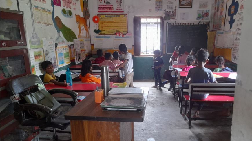 Gorakhpur News : गोरखपुर में एक ऐसा स्कूल, जहां बिजली नहीं, खिड़की खोलकर बच्चे करते हैं पढ़ाई