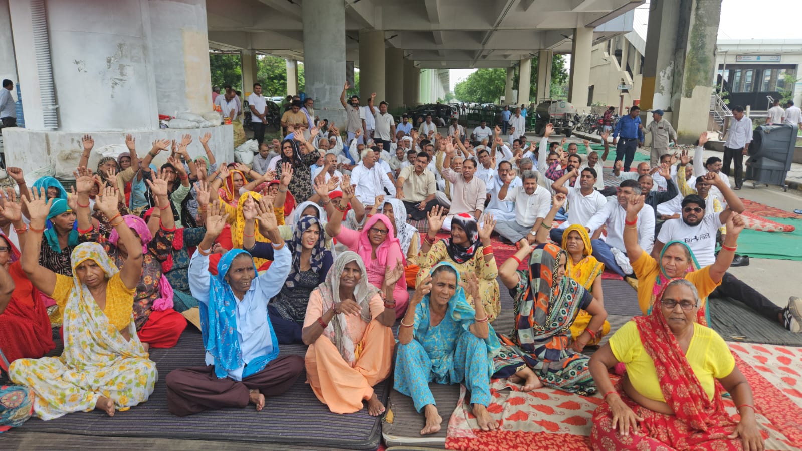 Greater Noida Farmer Protest : सीईओ के तबादले से खुश किसानों ने रितु महेश्वरी को लेकर कह दी ये बड़ी बात