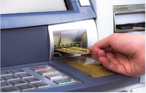 Greater Noida News: Used to change the card on the pretext of helping at the ATM booth