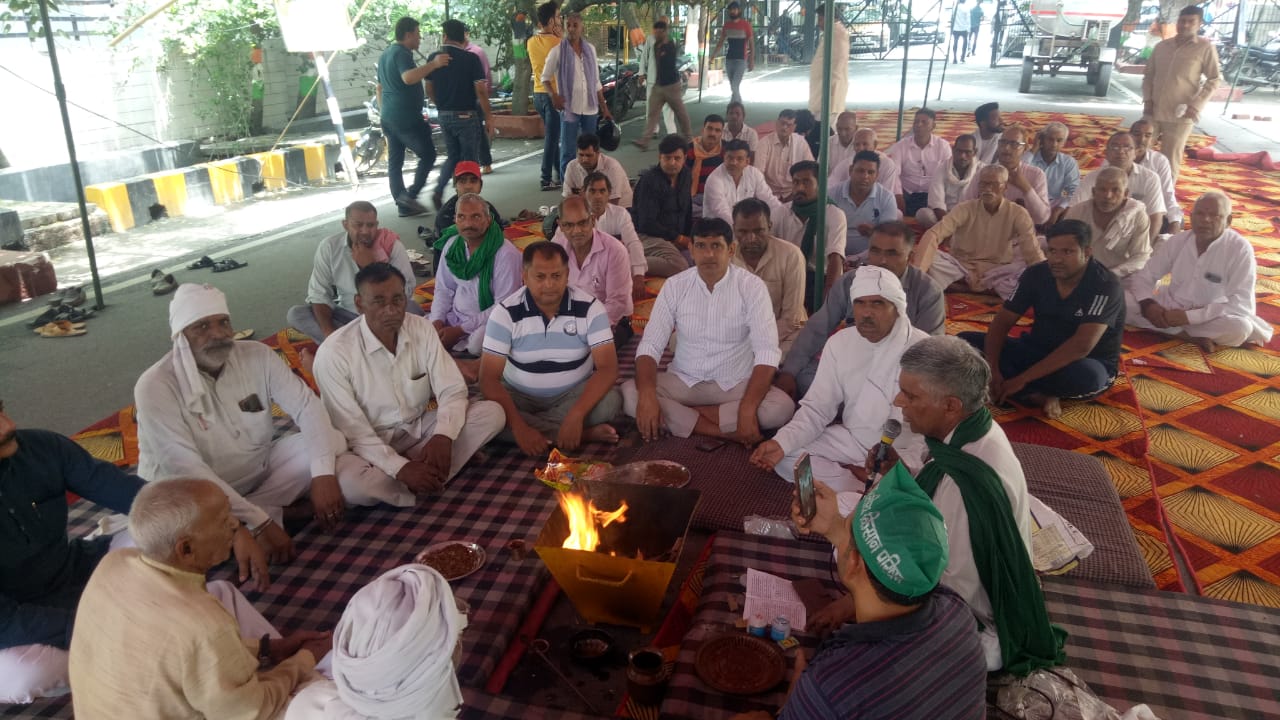 Noida Farmers News : आज 21वें दिन भी जारी है किसानों का धरना-प्रदर्शन