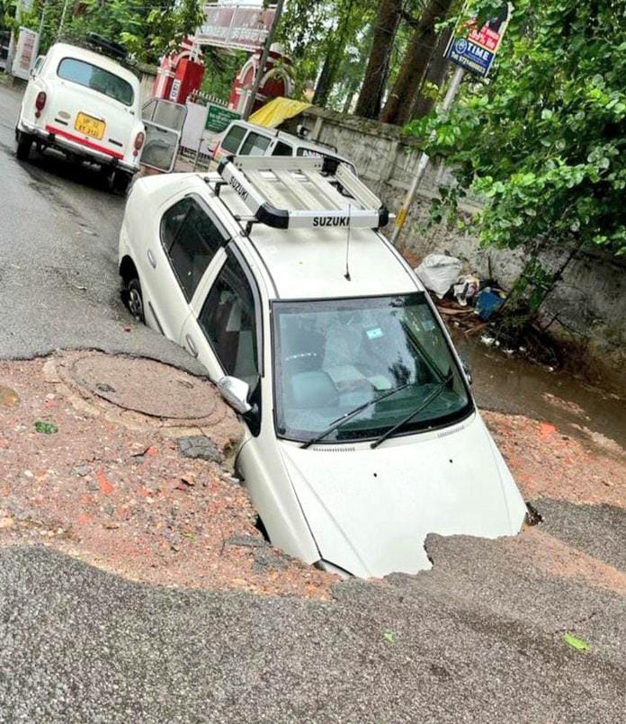 Lucknow Latest News: योगीराज में इतनी कच्ची सड़क! अचानक सड़क धसने से 8 फिट गढ्ढे में समा गई कार!